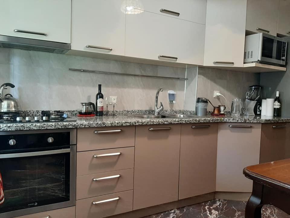 Apartment Жужуна Batumi Esterno foto