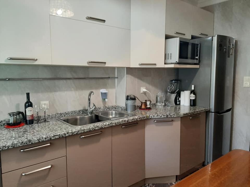 Apartment Жужуна Batumi Esterno foto