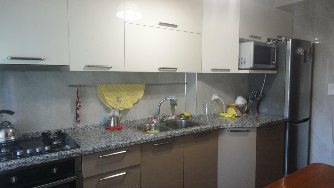 Apartment Жужуна Batumi Esterno foto
